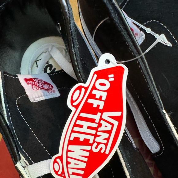 New in Box Vans SK8-Hi Boys Shoe in Black/Black/White Size 5M - Picture 8 of 10